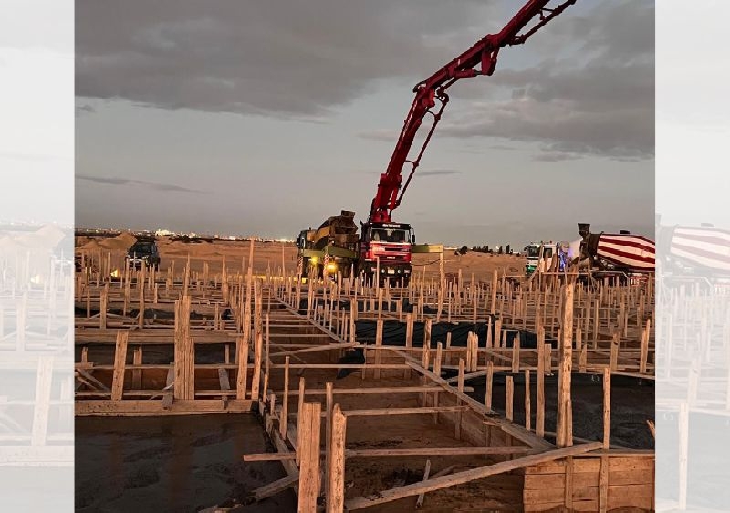 صب قواعد الخرسانة العادية لمسجد غافر بحي اب تاون 